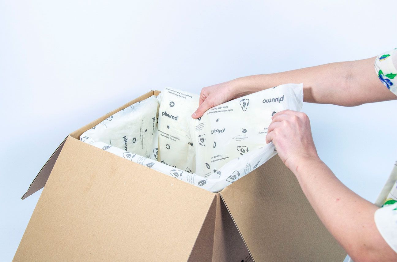 Sustainable packaging from feathers and compostable plastic